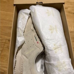 New In Box Adidas Yeezy Powerphase Calabasas M 10.5